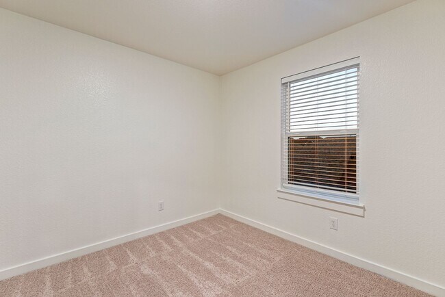Building Photo - Beautiful 4 bedroom, 3 bathroom home in Hu...