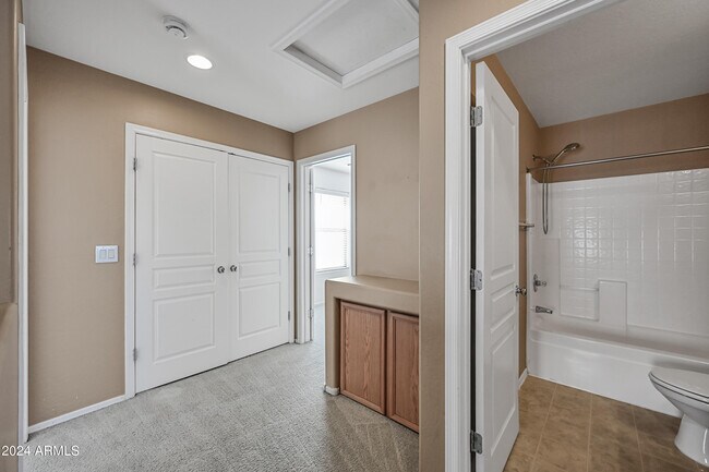 Building Photo - 1909 E Oxford Ln