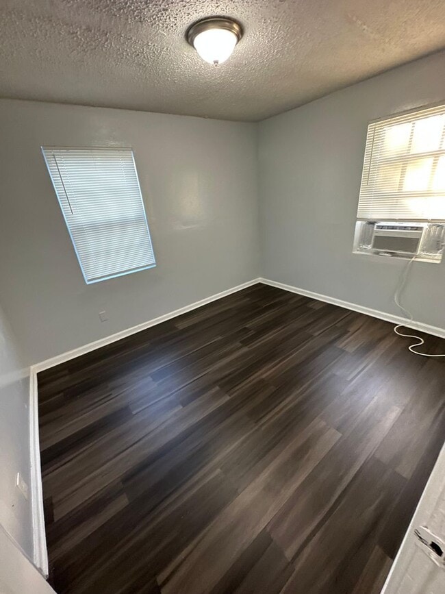 Building Photo - 1528 Mt Herman St