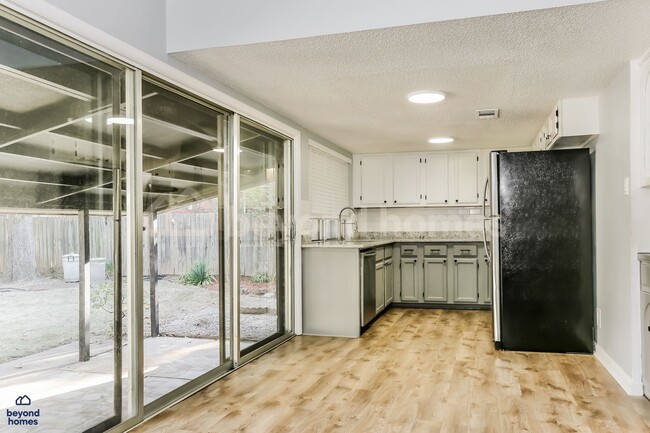 Building Photo - MOVE-IN READY! Great 3 Bed, 2 Bath Home in...