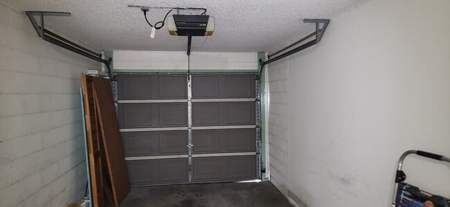 Building Photo - 242 Redbud Ln