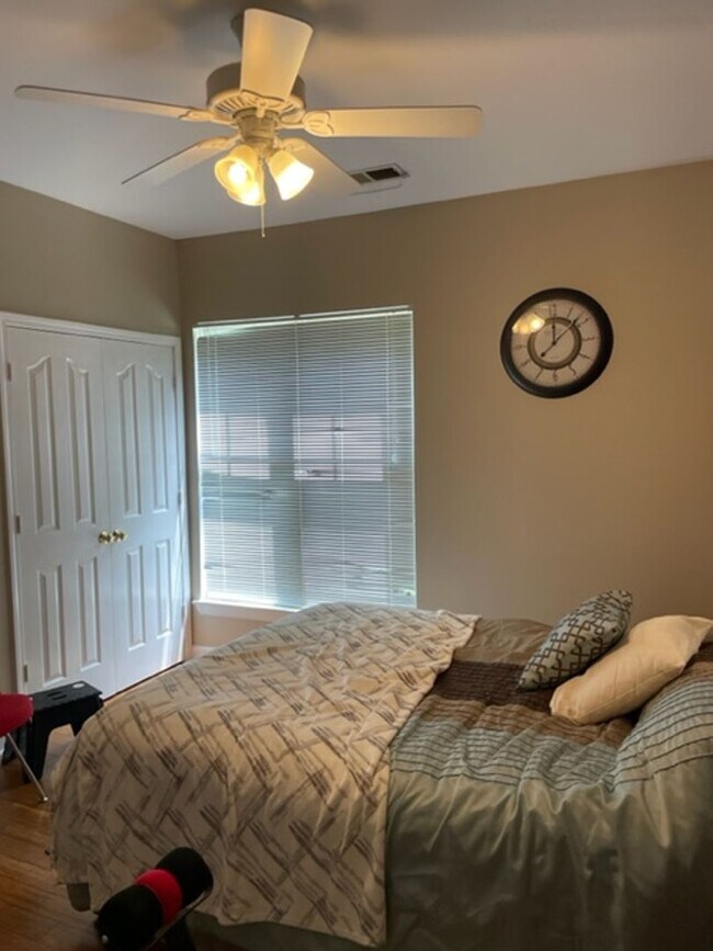 Building Photo - Pet-Friendly! Fantastic south charlotte location just minutes to everything!