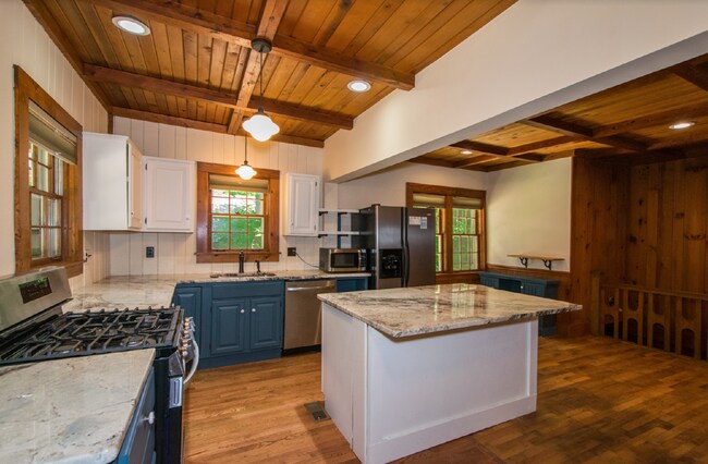 Building Photo - Laurel Park log home 3 bedroom 3 bathroom home.