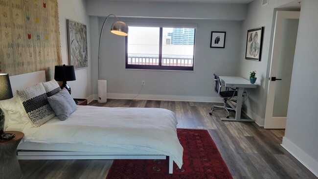 Building Photo - Annual turnkey furnished renovated 2/2 con...