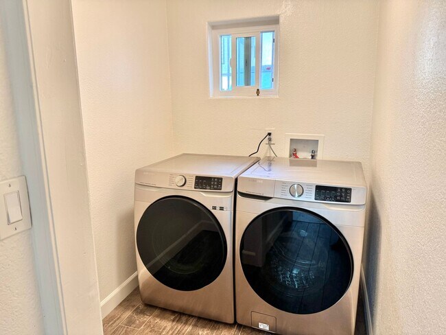 Building Photo - Front Unit 3 Bedroom, 1 Bathroom