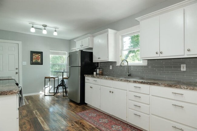 Building Photo - 1700 Eubank St