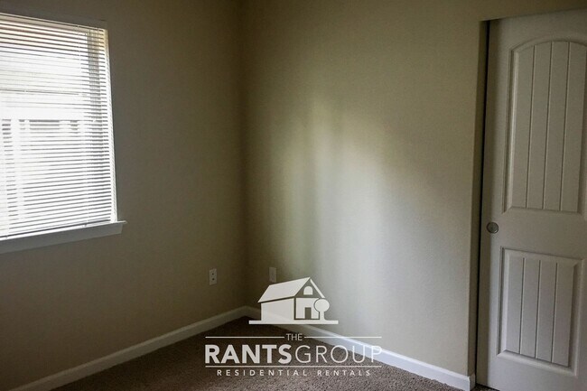 Building Photo - 4-Bedroom Home in Campus Peak – Spacious L...