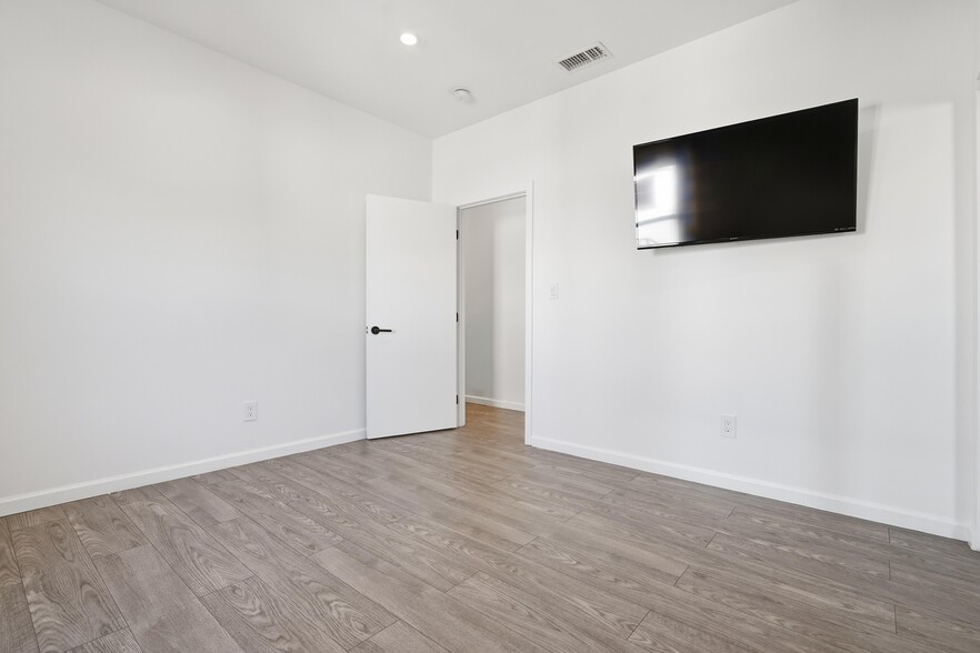 Building Photo - 455 S Rexford Dr