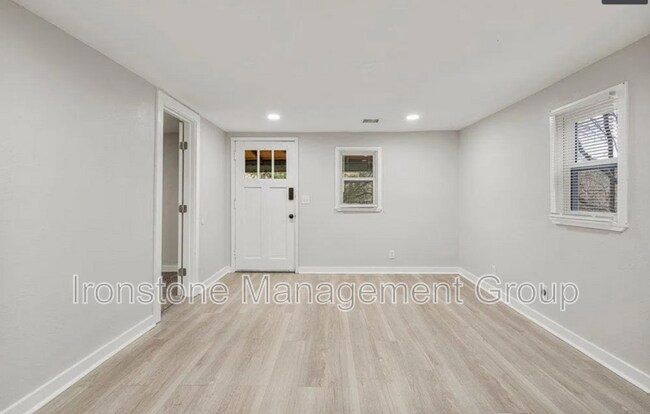 Building Photo - 1103 N Franklin Ave