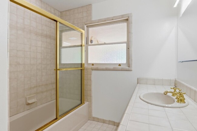 Building Photo - 1825 White Oak Dr