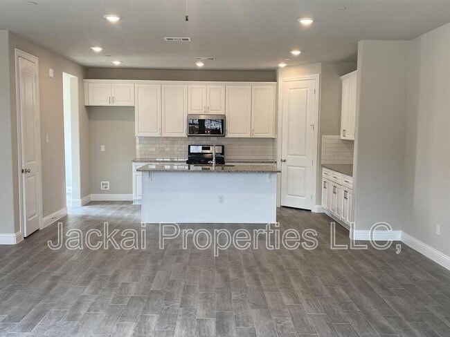 Building Photo - 801 Ponds Edge Ln