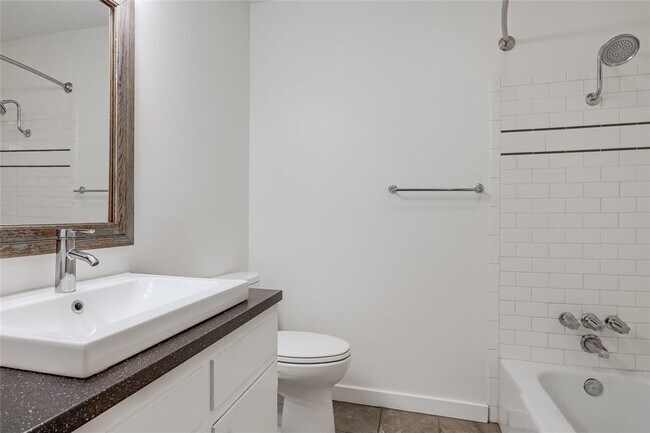 Building Photo - 307 Thistlewood Dr