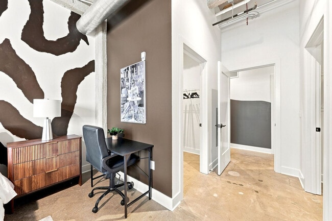 Building Photo - 708 E 18th St