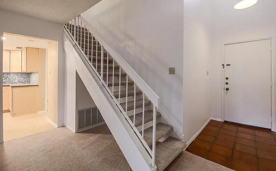 Building Photo - 8905 Trone Cir