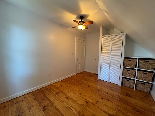 Building Photo - Spacious 4-Bedroom Townhouse with Garage &...