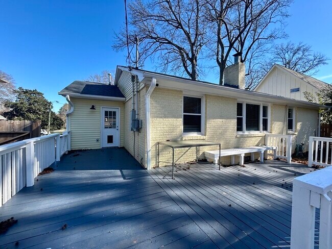 Building Photo - 900 Stanfield Dr