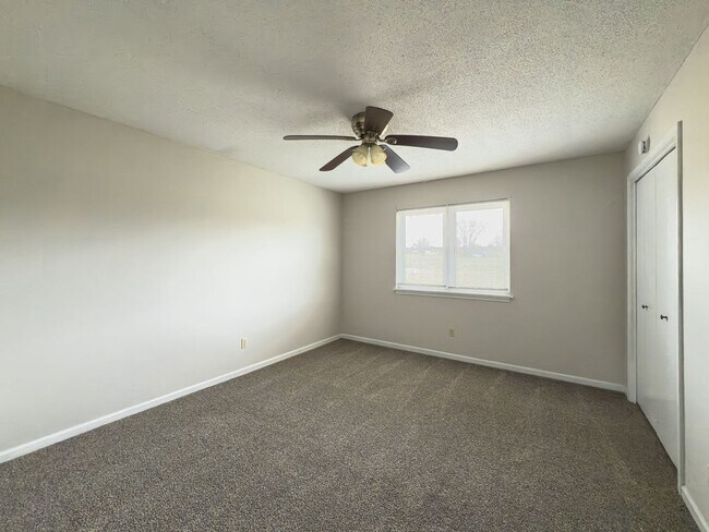 Building Photo - 2523-2523 E Morris Dr