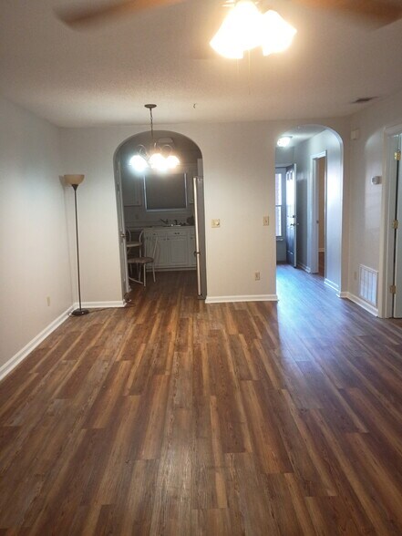 Building Photo - 211 Edgewater Rd