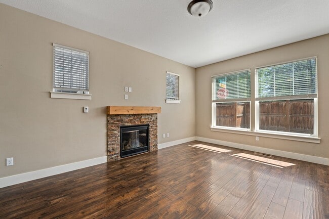 Building Photo - Close proximity to Old Mill District and downtown