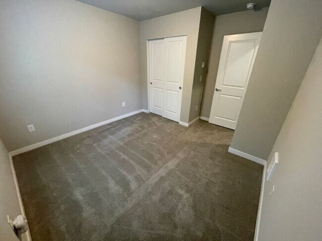 Building Photo - 4bd/3.5ba Lynnwood Townhouse