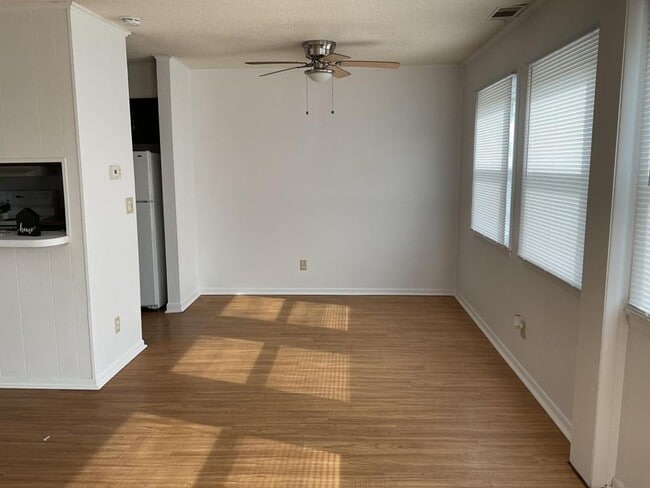 Building Photo - 1330 Briar Manor