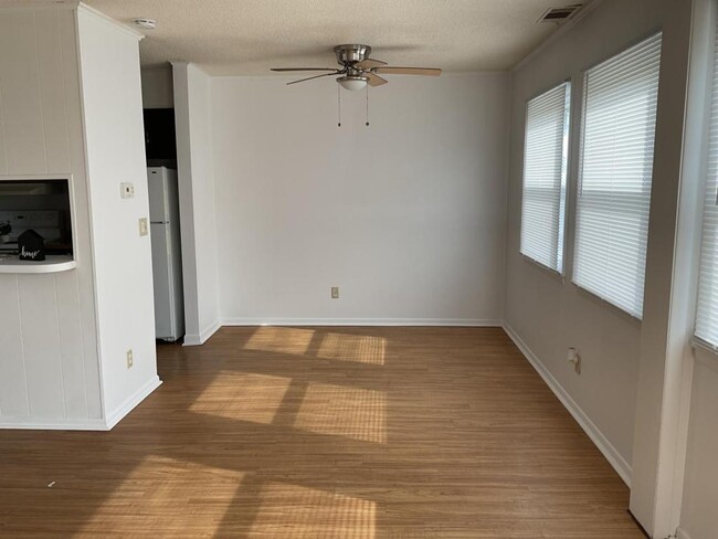 Building Photo - 420 Briar Manor
