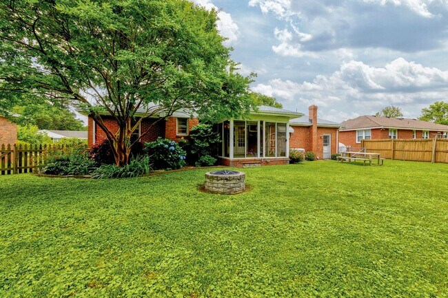 Building Photo - 3 Bedroom, Meticulously Maintained Updated...