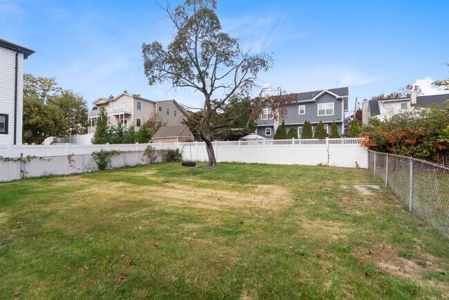 Building Photo - 689 2nd St