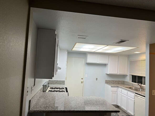Building Photo - Spacious 2 bedroom condo with garage
