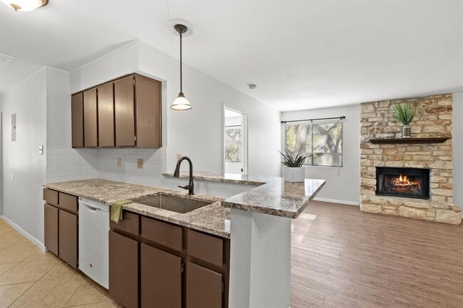 Building Photo - 9807 Hundred Oaks Cir
