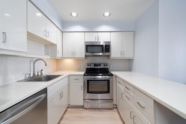 Building Photo - 100 Shearwater Ct E