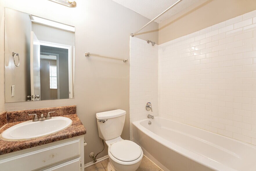 Building Photo - 6198 Creekford Dr