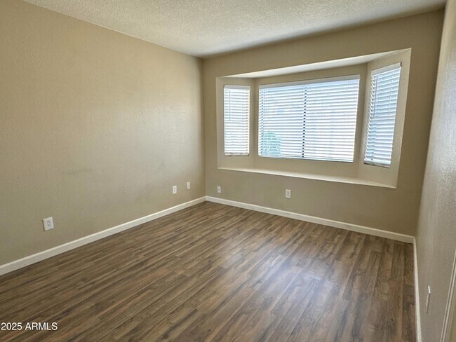 Building Photo - 925 S Longmore