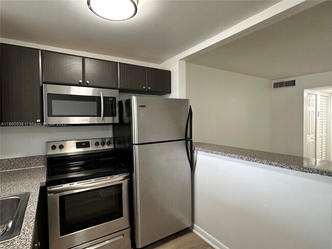 Building Photo - 5661 SW 36th Ct