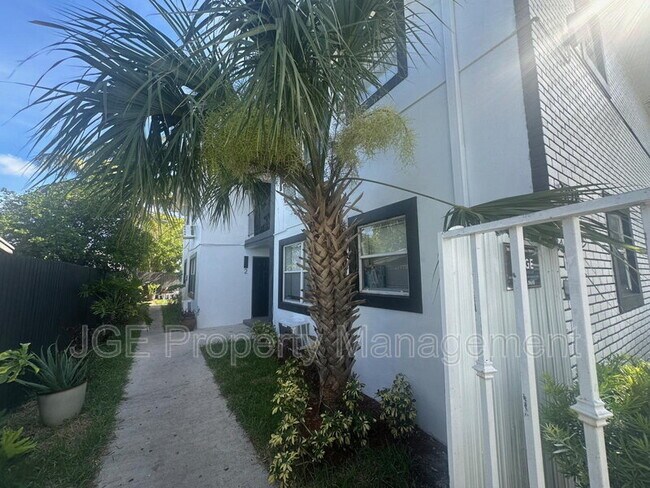 Building Photo - 3128 SW 12th Pl