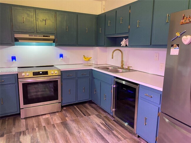 Building Photo - 4200 Hillcrest Dr