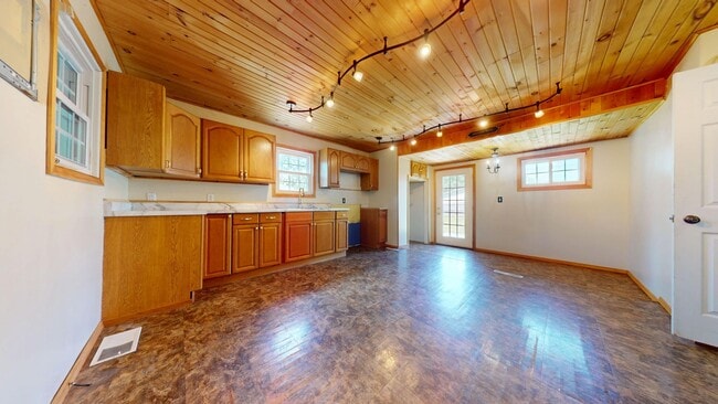 Building Photo - Large home in Galion Schools