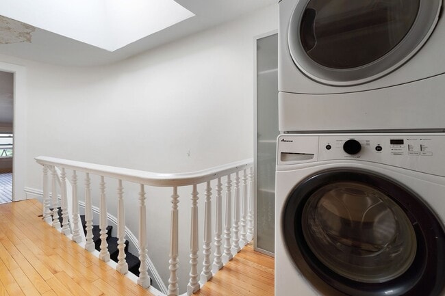 Building Photo - 277 Crown St