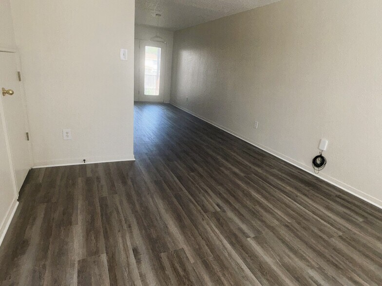 Building Photo - 1307 Monroe Loop