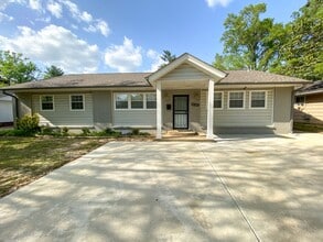 Building Photo - 4 Bed 2 bath with updated bathrooms
