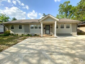 Building Photo - 4 Bed 2 bath with updated bathrooms