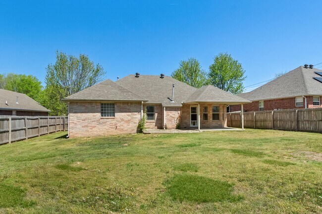 Building Photo - Come home to this gorgeous, light-filled home with an enormous and beautiful backyard!