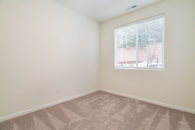 Building Photo - Super clean & spacious 4-bdrm/3-bath townhome in NE—Attached garage, great location
