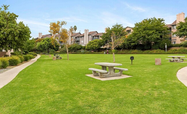 Building Photo - Spacious Condo w/ Washer/Dryer, A/C & View!