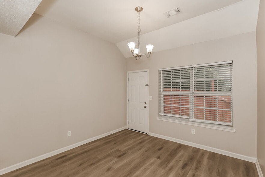 Building Photo - 4423 Ravenwood Dr