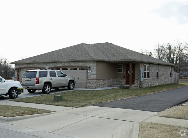 Building Photo - Golden Avenue Estates
