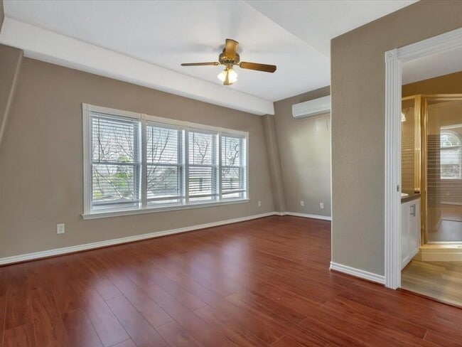 Building Photo - 825 Commodore Dr