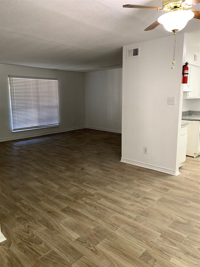 Building Photo - 5625 Antoine Dr