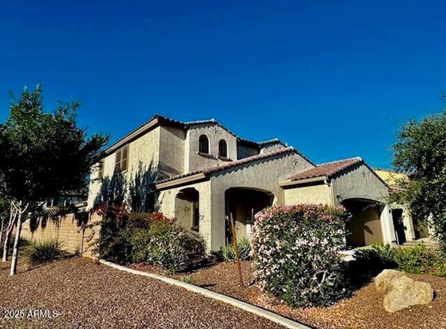 Building Photo - Gorgeous 4 bed 3.5 bath with Pool/Spa and ...