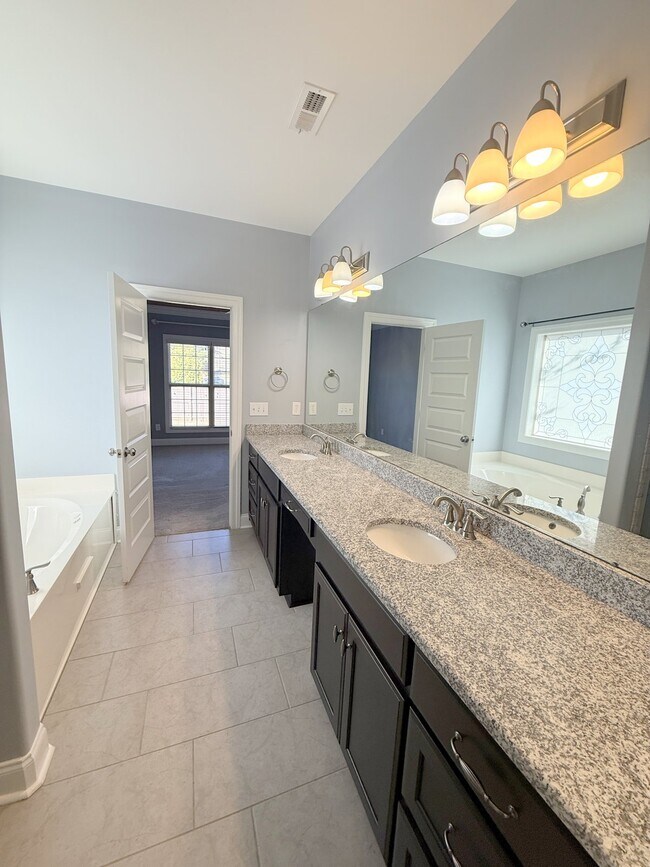 Building Photo - 218 Woodgrove Dr NW